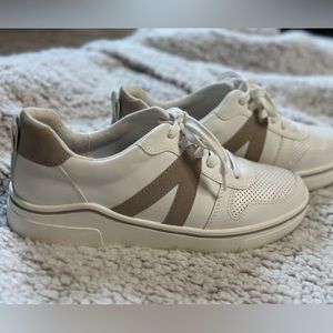 Mia Sneakers size 7